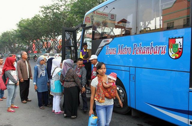 Manfaatkan Kendaraan Umum, Pemerintah Kota Pekanbaru Kini Sediakan Bayar Non Tunai Bus TMP